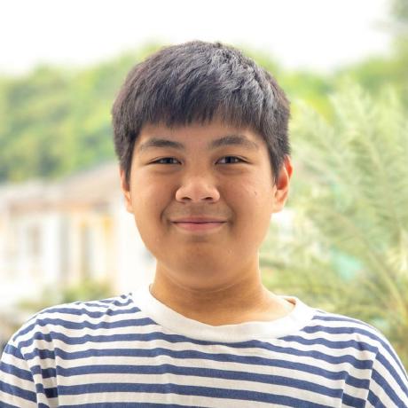 Potret Biyo luar ruangan dengan latar belakang tanaman, mengenakan baju biru-putih tersenyum ke arah kamera